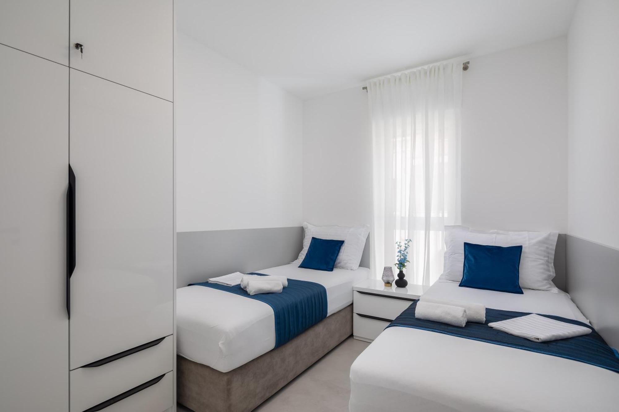 Luxury Edvina With Private Parking Apartment *