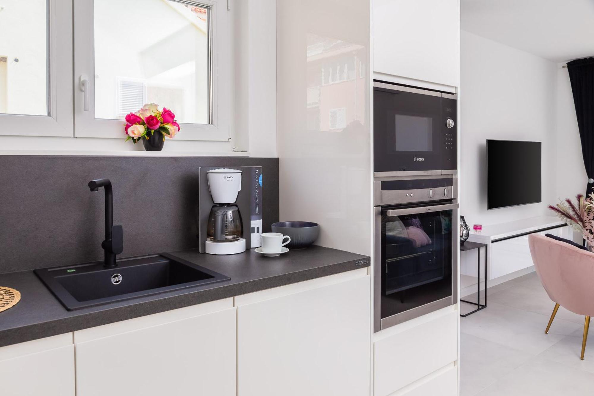 Luxury Edvina With Private Parking Apartment *