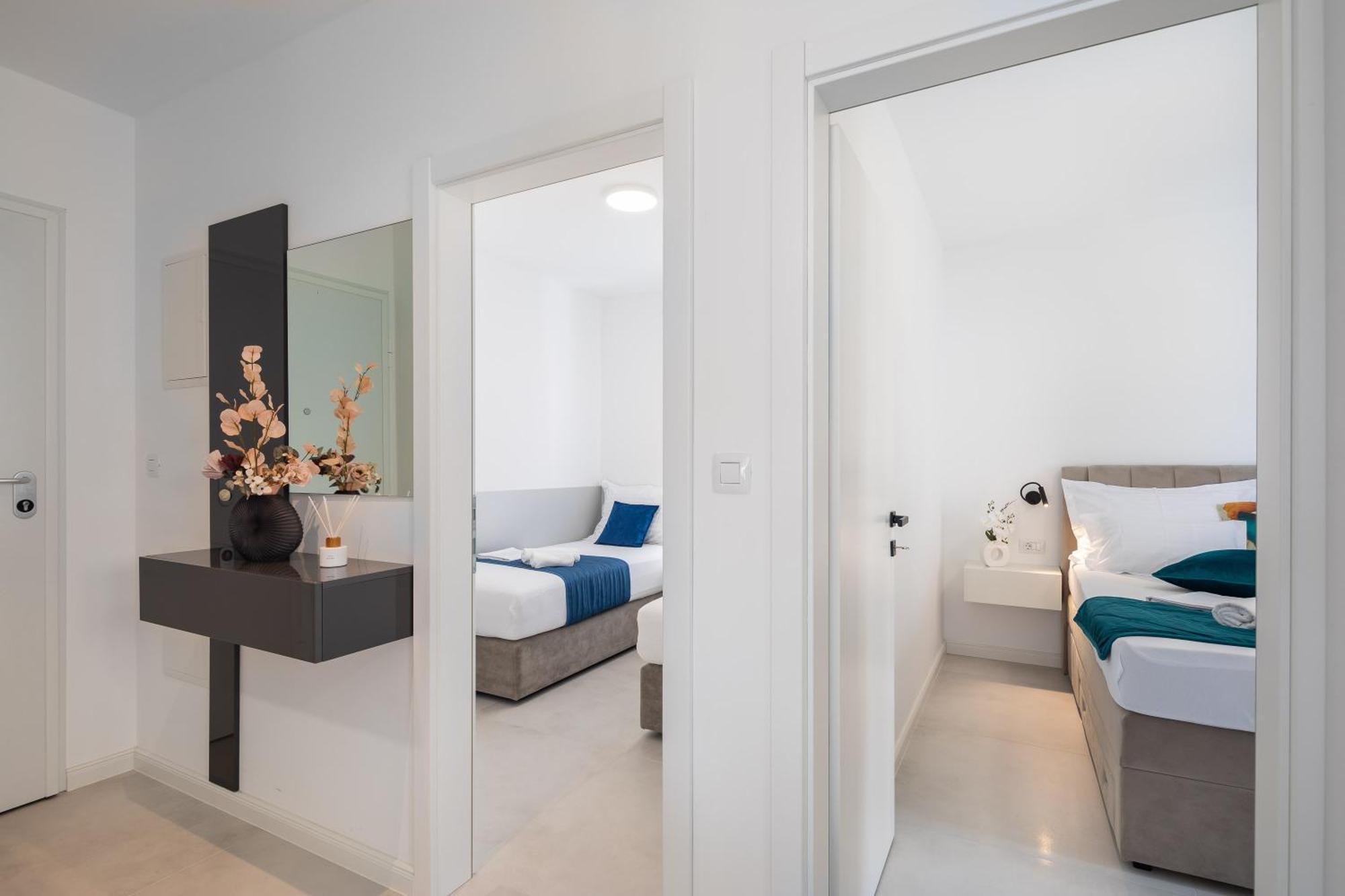 Luxury Edvina With Private Parking Apartment